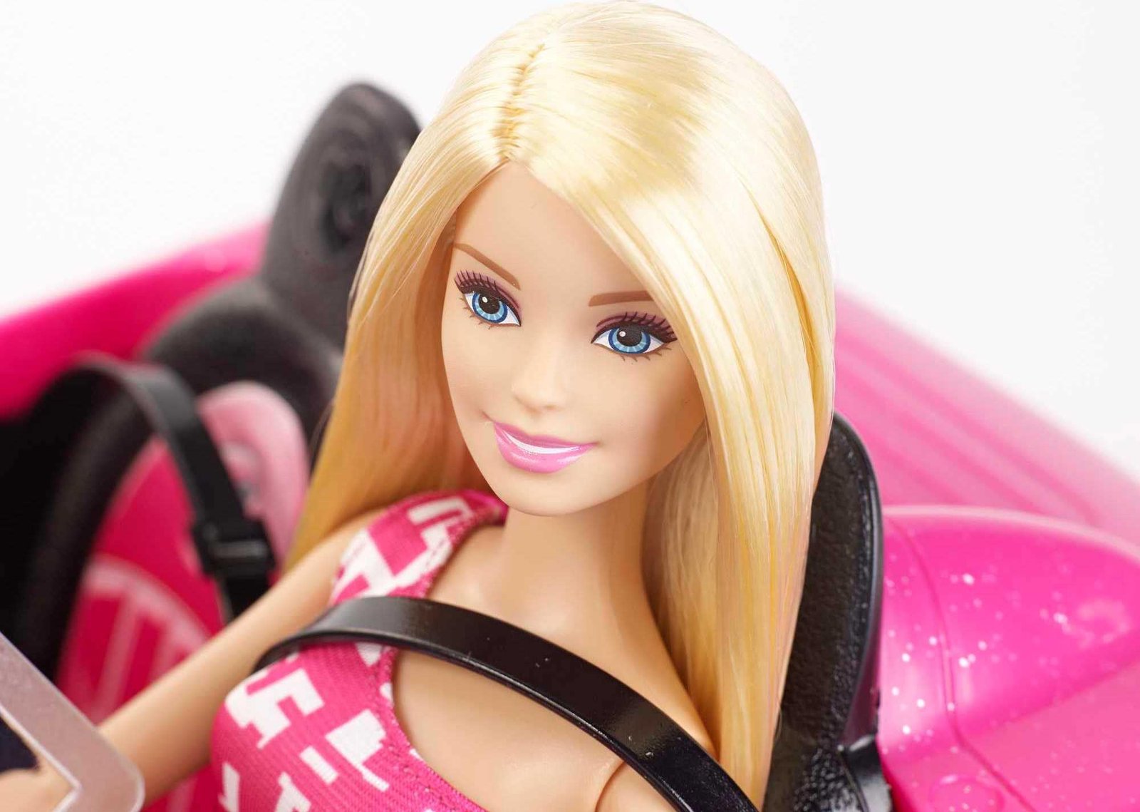 Barbie Playset with Sparkly Pink 2-Seater Toy Convertible Car Featuring Glam Details & Fashion Doll in Sundress & Sunglasses (Amazon Exclusive) - Image 2
